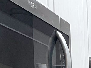 Kitchen with Modern Appliances - Thornhill Apartment Homes